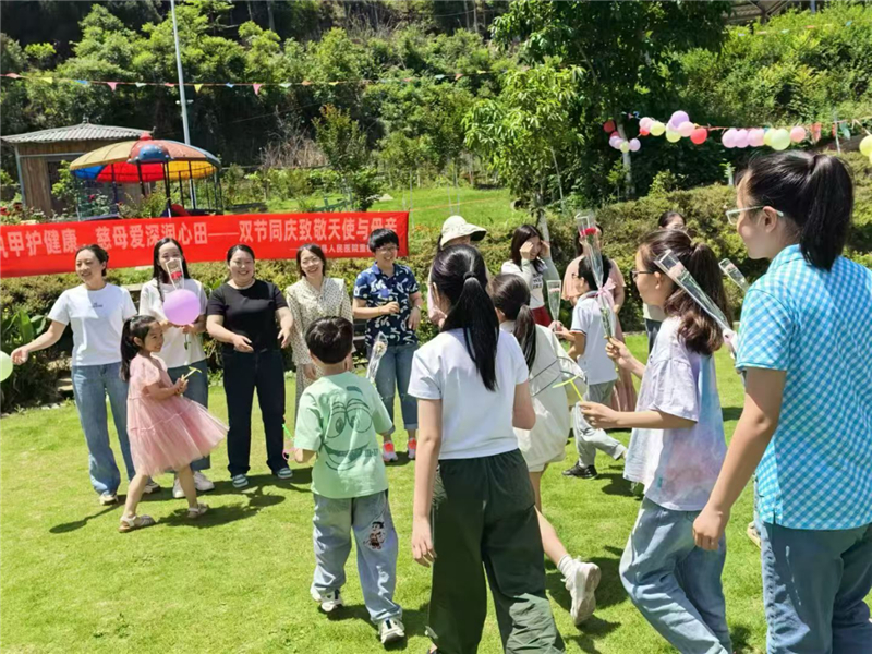 5月11日我科举办“白衣执甲护健康，慈母爱深润心田”护士节及母亲节双节庆祝活动(重症监护室).jpg